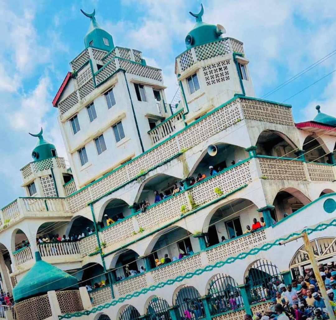Ilobu Central Mosque on a Friday. Founded 1845.